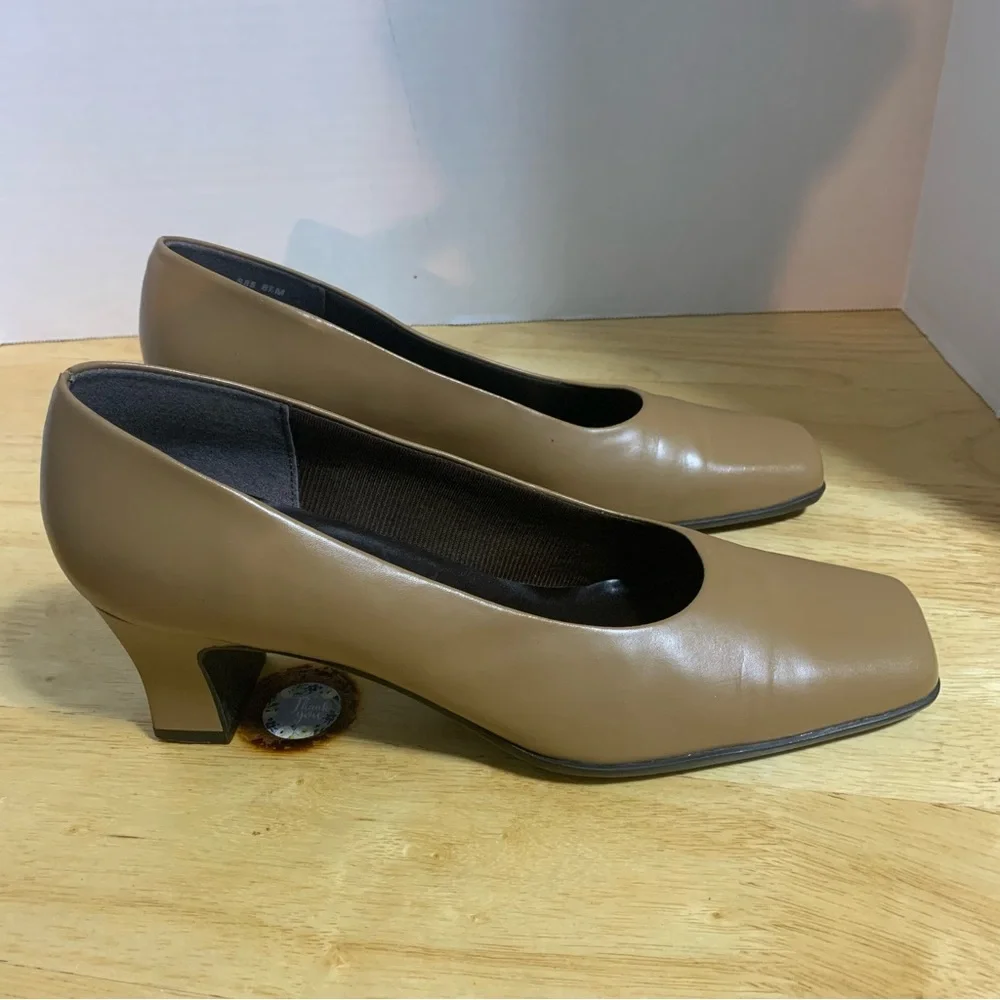 Life Stride Women's Erica Beige Heels/Comfort Footbed Size 8.5M Made‎ In Brazil